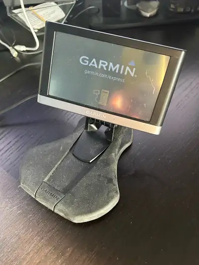 GPS complet avec bonne résolution d’écran. Comme neuf avec tous ses accessoires et boîte d’origine....