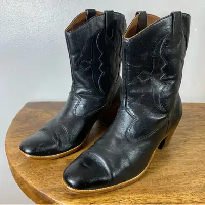 Vintage 70s made in Canada cowboy leather boots. Like new /hommE, View more