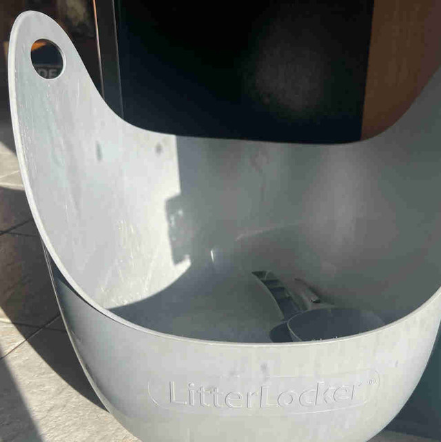 CAT LITTER BOX FOR SALE - LitterLocker® Litter Box with Scoop in Accessories in Mississauga / Peel Region