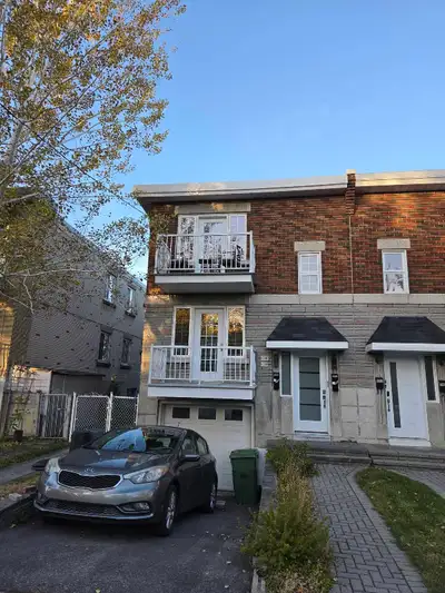 Vue magnifique sur le Parc des Hirondelles Propriétaire habitant au rez-de-chaussée cherche un bon m...