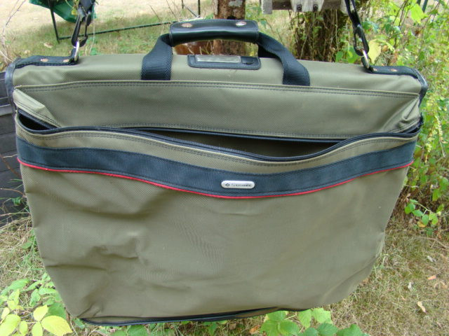 Samsonite Suit Bag in Men's in Comox / Courtenay / Cumberland - Image 2