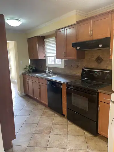 3 bedroom detached house with with 2 washrooms garage , washer and dryer, air conditioner. Front por...