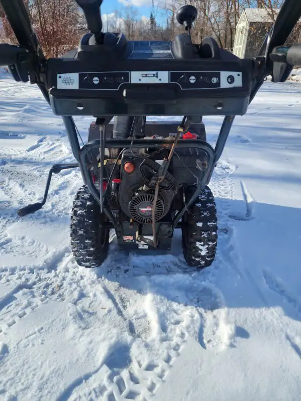 Yardworks 29” 10.5 hp snowblower  in Snowblowers in Markham / York Region - Image 4