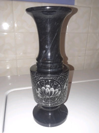 Vase en onyx noir, 3 fleurs  et 1 palmier gravés