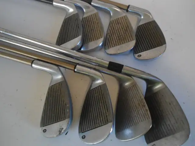 SET OF MEN'S RIGHT HANDED GOLF CLUBS WITH GOLF BAG  52 in Golf in Sudbury - Image 8