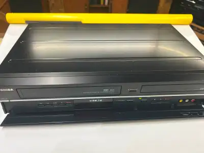 Toshiba model DVR630KC Lecteur, copieur VHS sur DVD ou DVD sur VHS Facile d’opération Très peu utili...