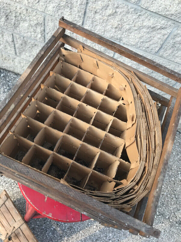 VINTAGE WOODEN FARM EGG CRATE WITH MULTIPLE DIVIDER INSERTS in Arts & Collectibles in Mississauga / Peel Region - Image 4