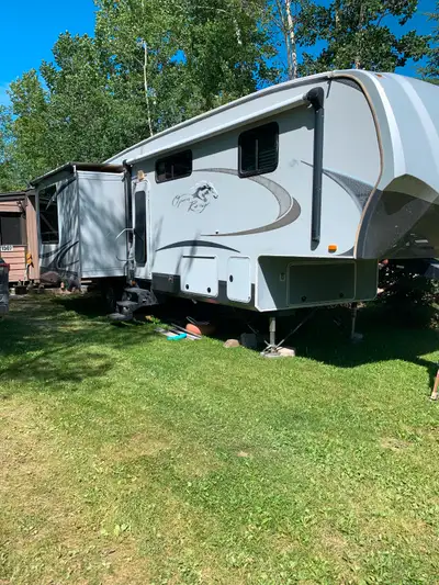 33 1/2 ft 5th wheel with beautiful layout including kitchen island, electric fireplace, full size qu...