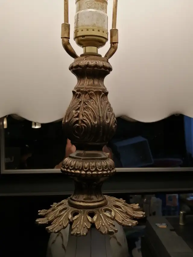  Elegant Vintage Table Lamp – 75CM Tall in Indoor Lighting & Fans in City of Montréal - Image 3