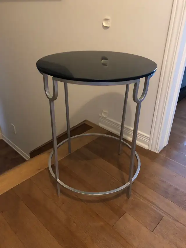 Glass Round Side Table in Other Tables in Longueuil / South Shore - Image 2