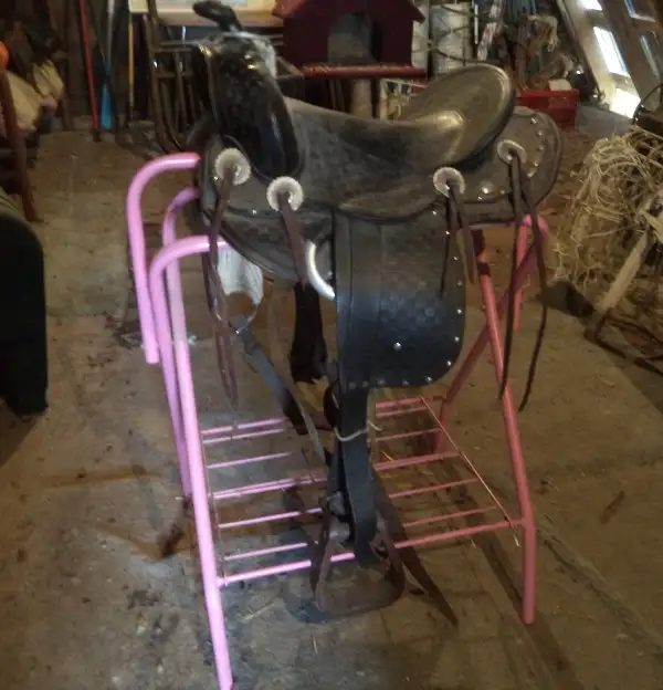 Vintage Black Studded Saddle in Equestrian & Livestock Accessories in Winnipeg - Image 2