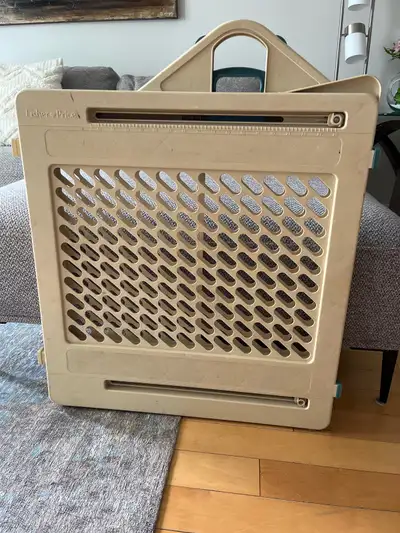 Barrière Fisher Price pour bébé usagée