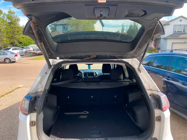 2019 JEEP CHEROKEE LAT. Active one owner 4Cyl excellent condition63013089084417124