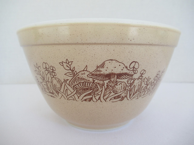 PYREX Forest Fancies Mixing Bowl: 401 - 750ml in Arts & Collectibles in Sudbury - Image 3