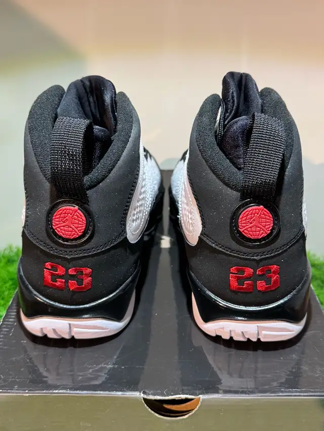 Size 9.5 - Air Jordan 9 OG Space Jam (2010) in Men's Shoes in Mississauga / Peel Region - Image 5