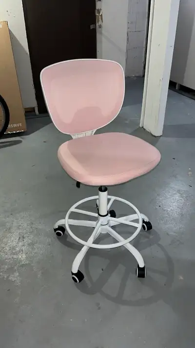 Voici une chaise de bureau rose et blanche confortable et élégante, parfaite pour une chambre d'enfa...