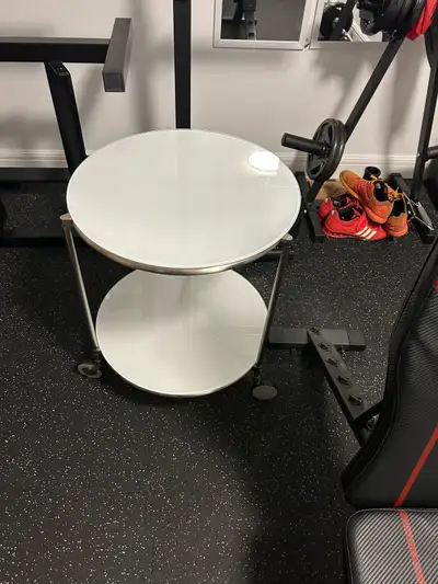 Table basse sur roue vintage provenant de chez IKEA Environ 24 pouces circonférence et 30 pouces de...