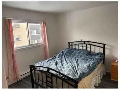 Wifi, électricité, poêle, frigo, laveuse sécheuse et stationnement inclus. Proche de l'Université du...