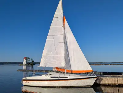 Outfitted for cruising, this trailer sailer is in good condition with: new main sail 2025, electroni...