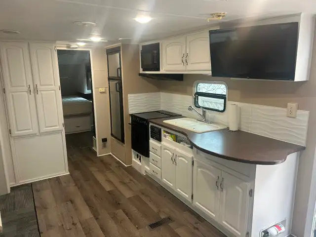 $16,300 – 2011 CrossRoads Cruiser CTX 29' Travel Trailer in Travel Trailers & Campers in Vernon - Image 8
