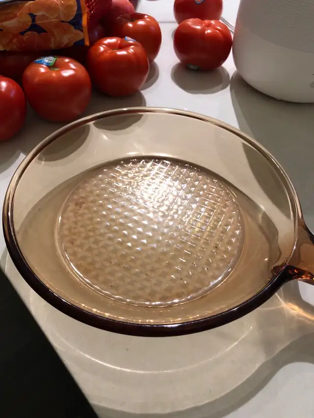 Round baking pan with a handle64407492002817121