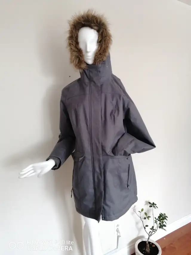 Firefly Women's Charcoal Hooded Puffer Jacket M in Women's - Tops & Outerwear in City of Montréal - Image 10