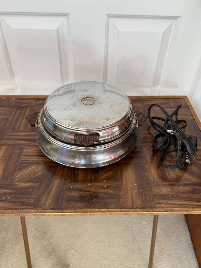 Vintage, Collectible BERSTED Electric Waffle Iron early 1950's in Arts & Collectibles in Markham / York Region - Image 3