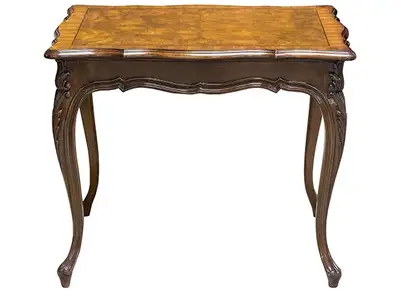 jolie table d'appoint de style Louis XV est fabriquée en noyer, View more