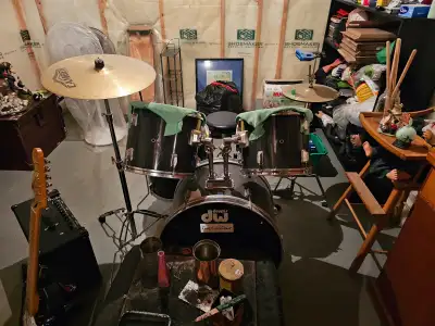 Entry level set complete with throne. The wrap is bubbling slightly. Asking 400 or possible trade fo...