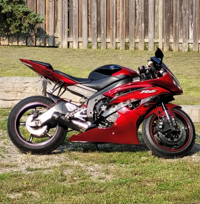 2011 Yamaha R6 in Sport Bikes in Mississauga / Peel Region - Image 2