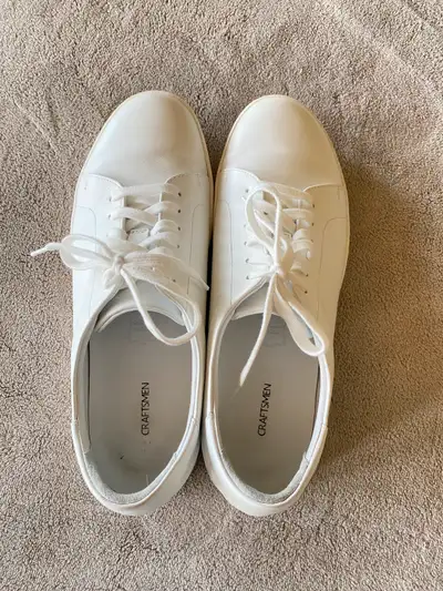 Almost new men’s white sneakers. Size US10