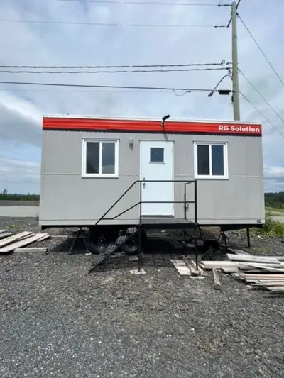 Roulotte de chantier comme NEUVE 10' x 20' à vendre. Marque : RG Solution Inclus : 4 Trépieds 24 Pou...
