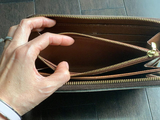 Louis Vuitton Zippy Wallet ( Authentic) dans Autre  à Laval/Rive Nord - Image 3