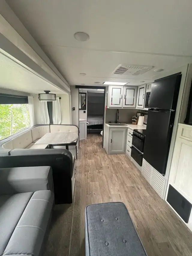 Enjoy the summer with this trailer on a seasonal lot in Travel Trailers & Campers in Regina - Image 6