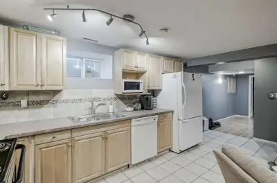 Legal Bright Basement suite: Fireplace, WalkinCloset, Dishwasher