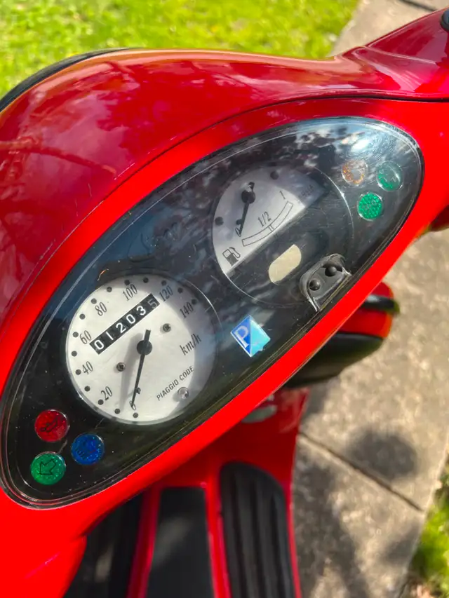 2005 Vespa ET4 150cc Scooter in Scooters & Pocket Bikes in St. Catharines - Image 5
