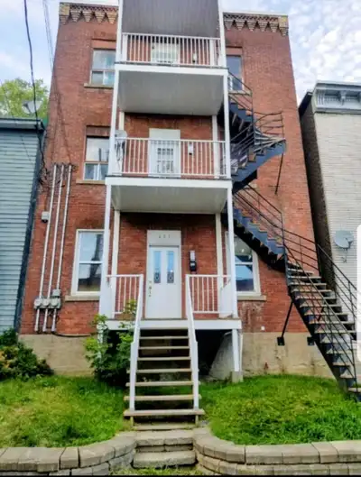 Appartement 4 et demi, près des services dans un quartier recherché de Shawinigan. 3e étage Fraîchem...