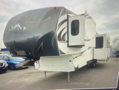 Air climatisee, 3 extensions, chauffage 30000btu, 35 pieds Située a Montebello pour les visite. ***P...