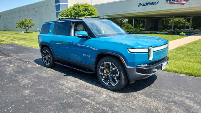 2024 Rivian r1S Storm blue 40kms in Cars & Trucks in Oshawa / Durham Region