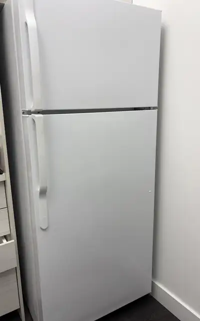 GE 18.1 Cu. Top-Freezer Refrigerator for Sale - Excellent Con, View more
