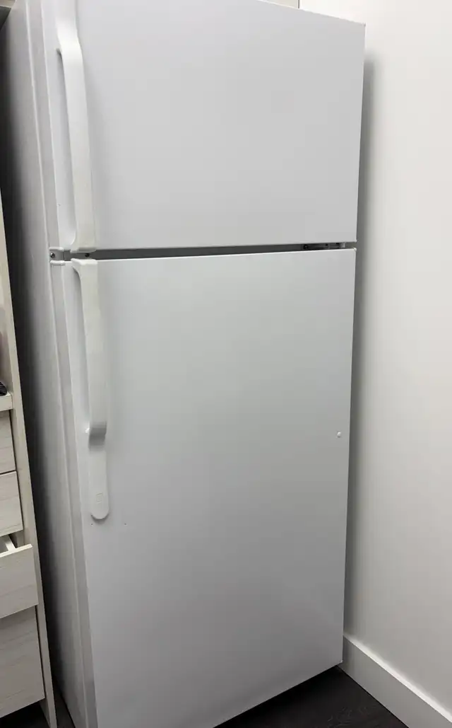 GE 18.1 Cu. Top-Freezer Refrigerator for Sale - Excellent Con in Refrigerators in City of Montréal - Image 2