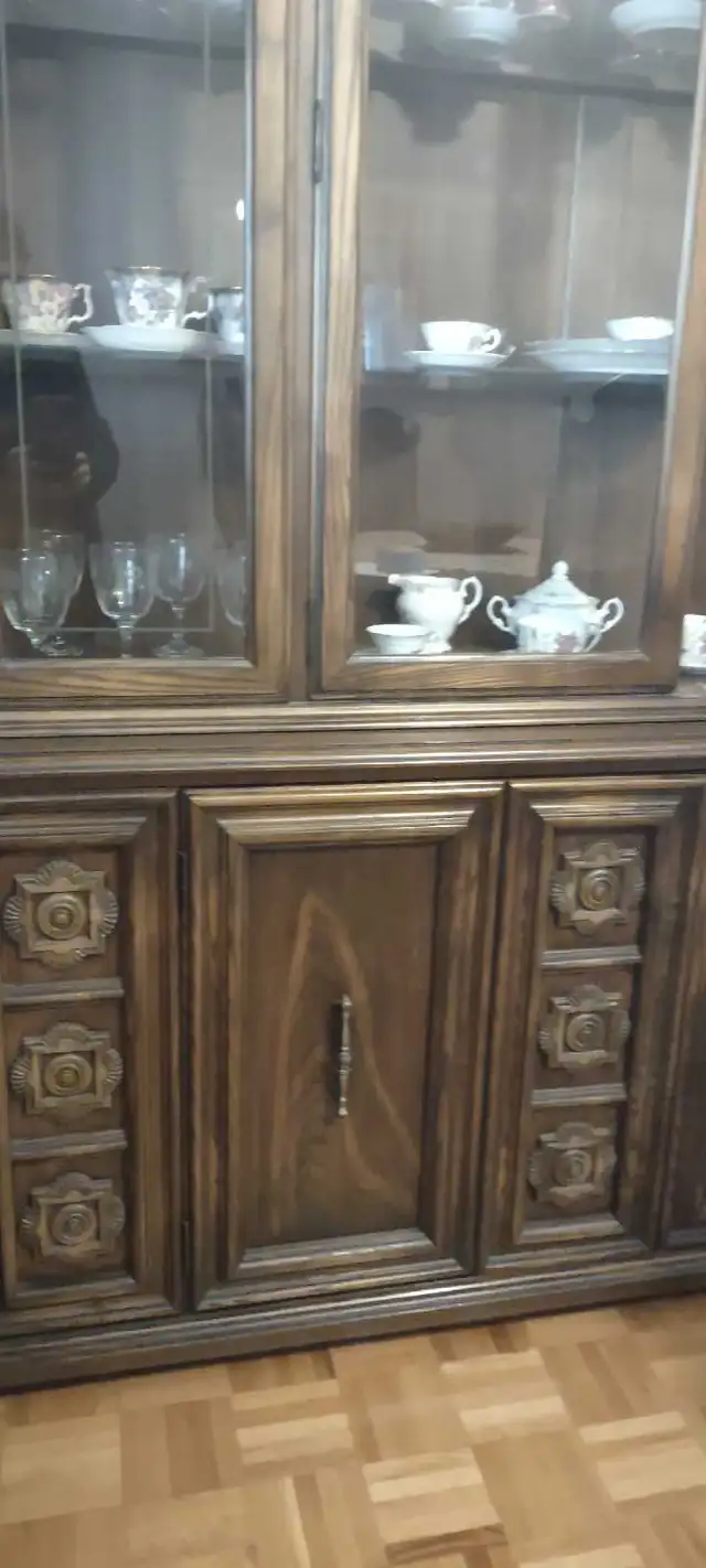 dining room, 6 chairs,beautiful fabric, hutch, extra leaf, sits in Dining Tables & Sets in Markham / York Region - Image 11