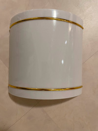 Lampe murale blanche (avec détail doré) - NEUVE