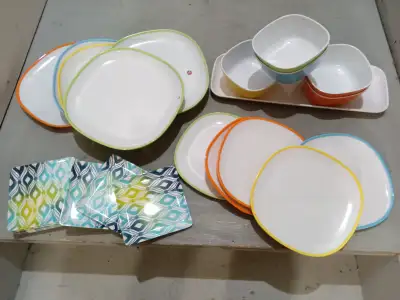 PLASTIC PLATES WHITE / COLORED TRIM, View more