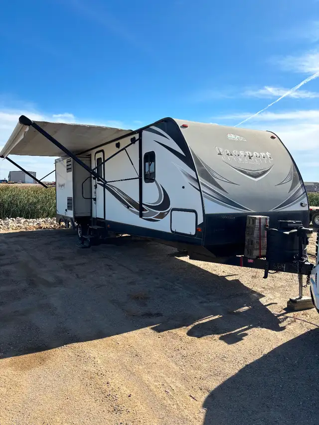 2017 passport 3320bh grand touring camper in Travel Trailers & Campers in Regina - Image 2