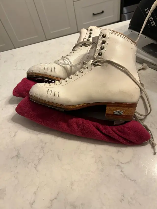 Women’s Quality figure skates 7.5 in Skates & Blades in Guelph - Image 7