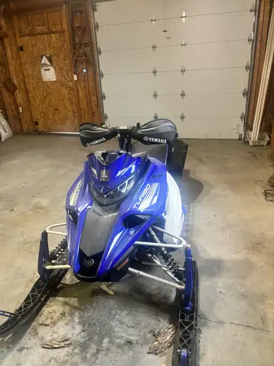 2017 Yamaha sidewinder 9xxxkm Lots of new parts with less than a season on them Track Dual Carbides...