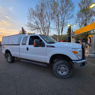 For sale 2016 Ford F-250 XLT , 6.2L V8. 6.5 ft box Clear carfax. 4WD. I am the second owner. Oil cha...