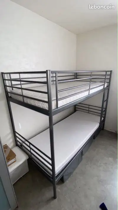 2 lits identiques à vendre (sans matelas) Possibilite d’acheter les 2 matelas simple à 50$ chaque Pi...