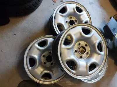 I,m selling set of 4 aluminum alloys rims 17 5 Bolt pattern in very good condition removed from hyun...